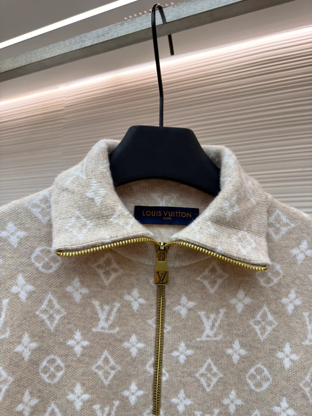 LOUIS VUITTON SKI ski series printed sweater ●Original version: purchased and developed for 16999 ●Item number: 1681590-B70 ●Fabric: wool blended fabric ●Technology: printing production ●Color: camel ●Version: fitted version ●Weight: about 660 grams ●Size: XS-S-M-L ●Description: This beige half-zip turtleneck sweater is made of high-quality wool blend fabric, which has a soft and delicate feel, excellent warmth retention and breathability. The classic half-high collar design and metal zipper are both warm and neat. The zipper adopts precision electroplating technology, which makes the color uniform, smooth and durable. The classic presbyopia pattern on the chest and shoulders adopts fine jacquard technology. The pattern is three-dimensional and clear, highlighting the brand recognition. The body has a form-fitting silhouette and a smooth cut for comfort and freedom of movement. The cuffs and hem are ribbed to fit tightly around the wrist and waist to prevent cold wind from entering. In the production process, multiple combing and washing processes are used to make the fabric softer and skin-friendly while maintaining a stable pattern. The stitching is even and firm, and the details are meticulously handled, reflecting the brand's strict control over quality. The overall design is simple and elegant, with exquisite details. From fabrics to hardware accessories, it reflects the pursuit of quality. It is an ideal choice for daily wear in autumn and winter. The overall wiring is straight and delicate, the fabric is comfortable and soft, and the color is consistent without color difference. It can be matched with the same style to create a fashionable look and control various occasions. Customized accessories, complete with three standards, same style for men and women!